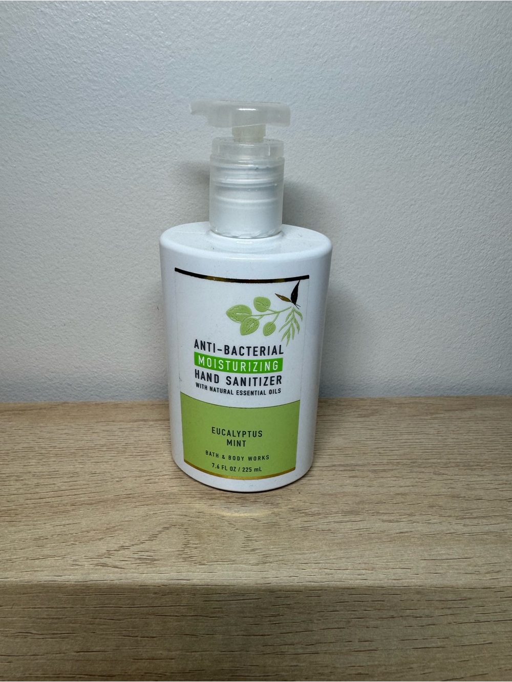 Bath & Body Works Eucalyptus Mint Moisturizing Hand Sanitizer - White & Green